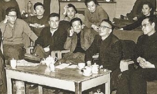 1963年4月2日，老舍（前排右二）觀看《茶館》排練后與演職人員交談