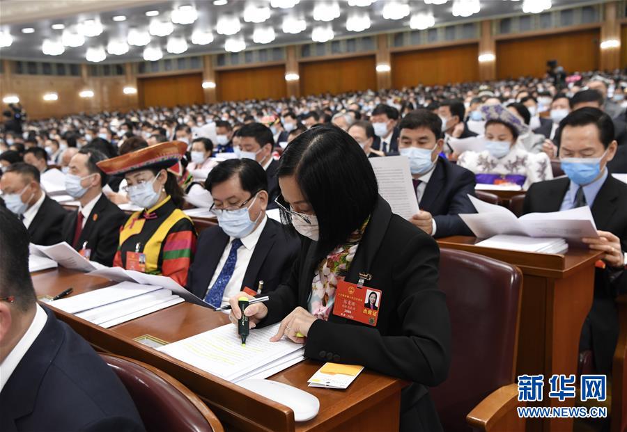 5月22日，第十三屆全國(guó)人民代表大會(huì)第三次會(huì)議在北京人民大會(huì)堂開幕。這是代表們?cè)谡J(rèn)真聽會(huì)。