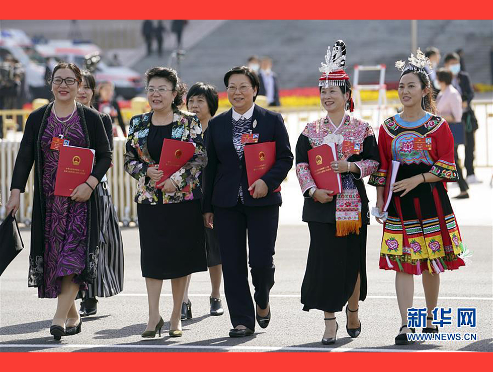 5月28日，十三屆全國(guó)人大三次會(huì)議在北京人民大會(huì)堂舉行閉幕會(huì)。閉幕會(huì)后，代表走出人民大會(huì)堂。