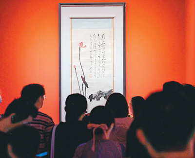 　觀眾在展覽上欣賞名家名作。 　　北京民生現(xiàn)代美術(shù)館供圖