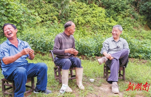 8月15日，汨羅市三江鎮(zhèn)八景村，韓少功（右）與村民在一起開(kāi)心交談