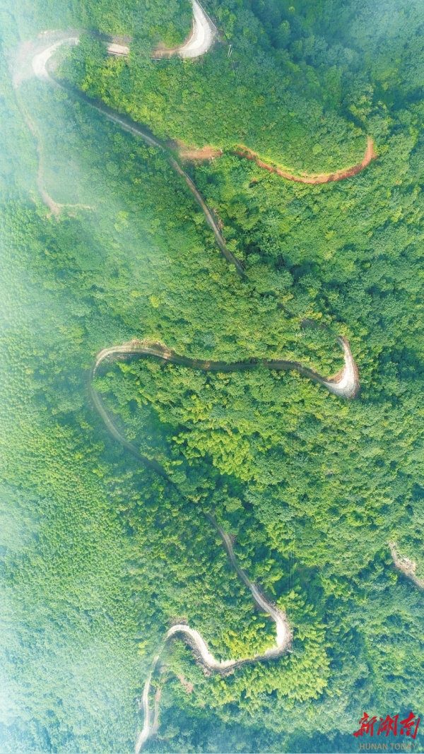 過(guò)去梯危徑險(xiǎn)的智峰山，如今修通了盤(pán)山公路