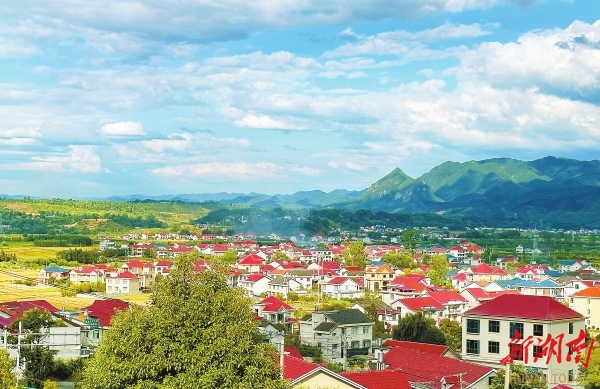 溆浦縣盧峰鎮(zhèn)漫水村，一幢幢農(nóng)家小院錯(cuò)落有致，繪就了一幅鄉(xiāng)村振興的美麗畫卷。本版照片均為湖南日?qǐng)?bào)全媒體記者 徐行 攝