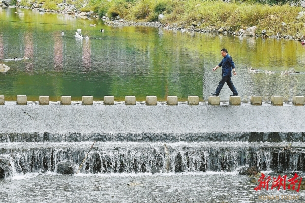 溆浦縣北斗溪鎮(zhèn)，王躍文家鄉(xiāng)溪水的跳橋。