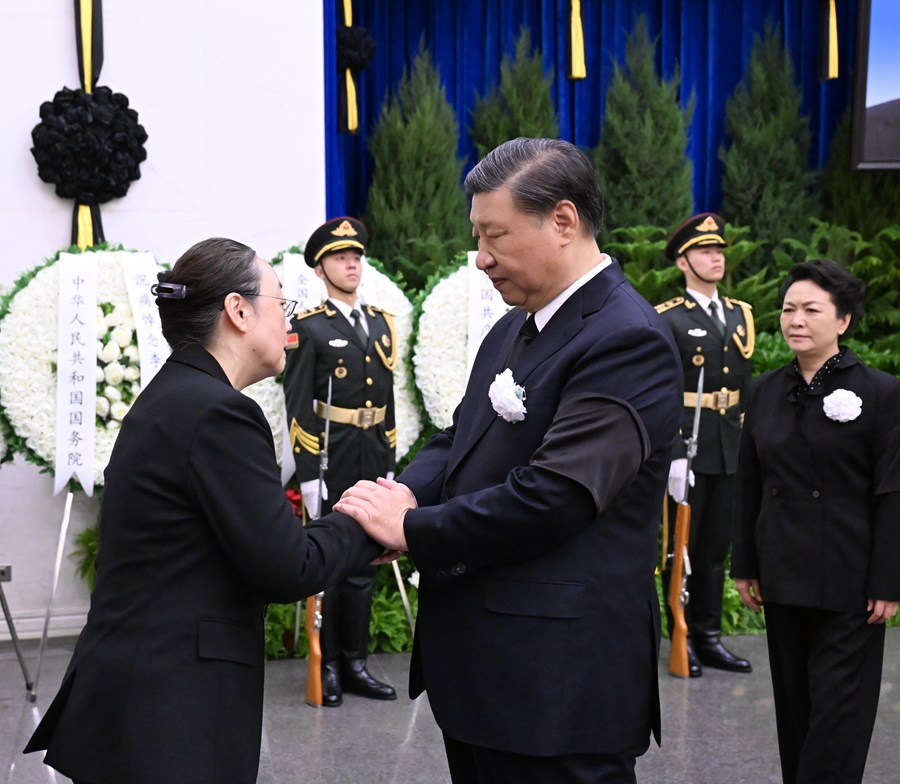 11月2日，李克強(qiáng)同志遺體在北京八寶山革命公墓火化。習(xí)近平、李強(qiáng)、趙樂(lè)際、王滬寧、蔡奇、丁薛祥、李希、韓正等前往八寶山送別，胡錦濤送花圈表示哀悼。這是習(xí)近平與李克強(qiáng)親屬握手，表示深切慰問(wèn)。 新華社記者 謝環(huán)馳 攝