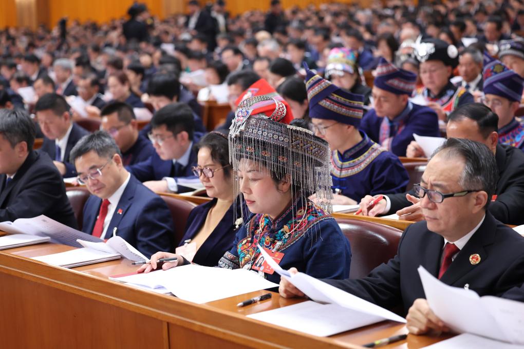 3月5日，第十四屆全國(guó)人民代表大會(huì)第二次會(huì)議在北京人民大會(huì)堂開(kāi)幕。這是代表們?cè)谡J(rèn)真聽(tīng)會(huì)。新華社記者 劉衛(wèi)兵 攝