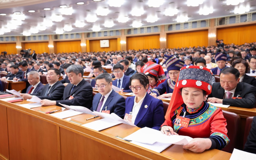 3月8日，十四屆全國人大二次會議在北京人民大會堂舉行第二次全體會議。這是代表們在認真聽會。新華社記者 劉衛(wèi)兵 攝