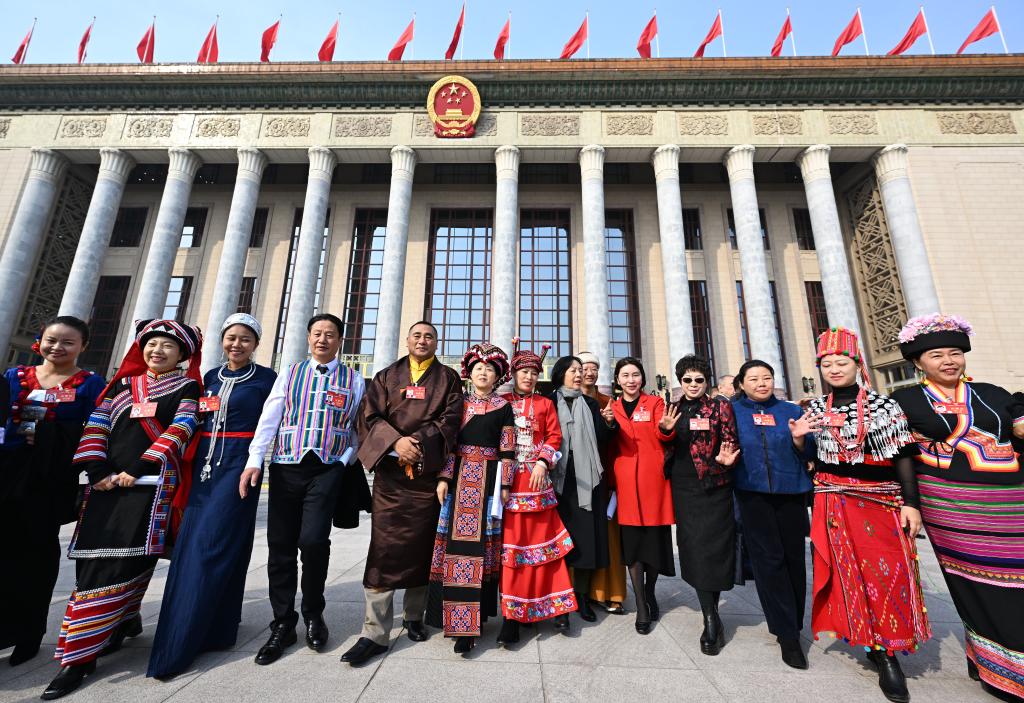 3月10日，中國(guó)人民政治協(xié)商會(huì)議第十四屆全國(guó)委員會(huì)第二次會(huì)議在北京人民大會(huì)堂舉行閉幕會(huì)。這是閉幕會(huì)后，委員們走出人民大會(huì)堂。新華社記者 陳曄華 攝