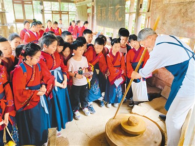 邛崍市西街小學(xué)學(xué)生在邛窯國家考古遺址公園觀看窯工演示古法拉坯