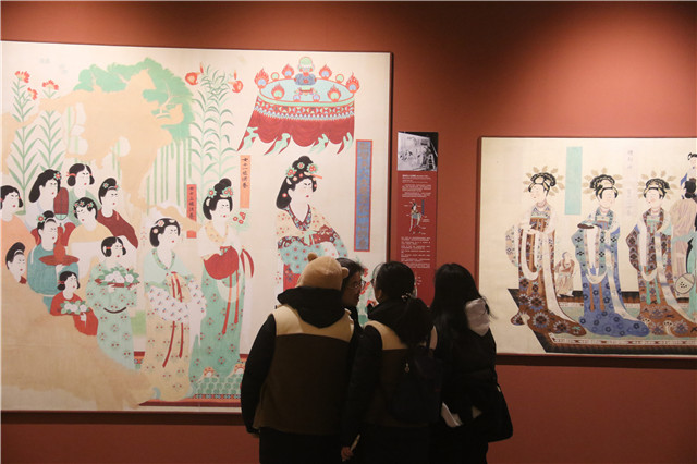 研學(xué)學(xué)員在敦煌國(guó)際會(huì)展中心參觀敦煌文化主題展（攝影 張曉亮）